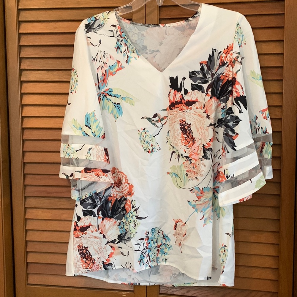 SizeM,white with floral print blouse. Mid length butterfly sleeves. V neck.